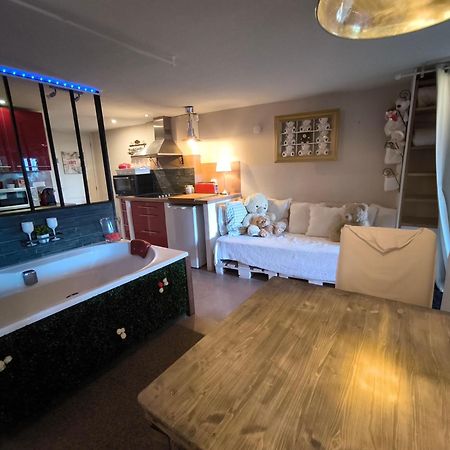 Love-Room Discret 40 M2 Bormes Les Mimosas Village Avec Terrasse Zewnętrze zdjęcie