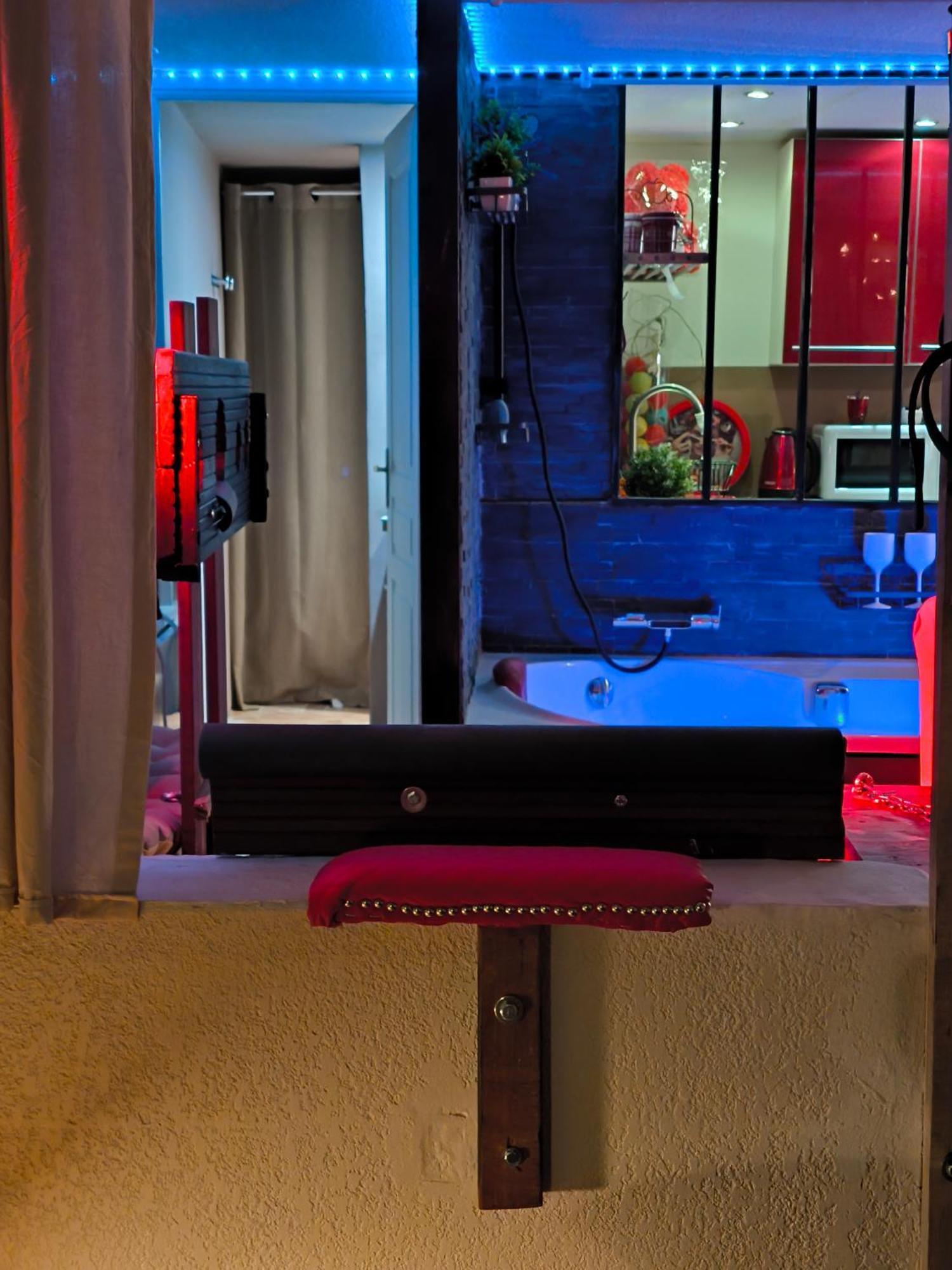 Love-Room Discret 40 M2 Bormes Les Mimosas Village Avec Terrasse Zewnętrze zdjęcie